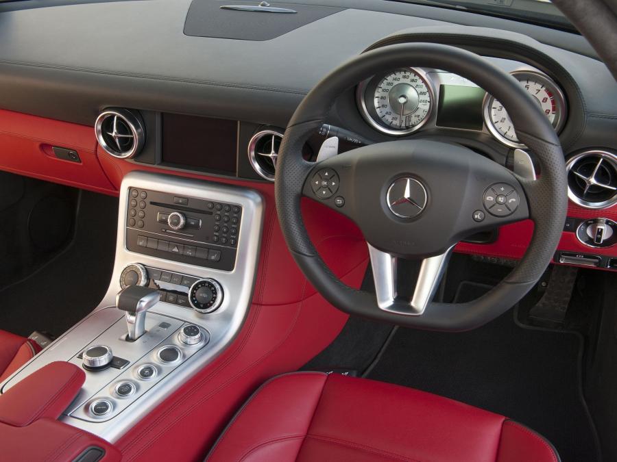  Mercedes-Benz SLS AMG 2010 года  (UK) (фото 8 из 19)